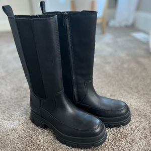 UGG Ashton Chelsea Boot